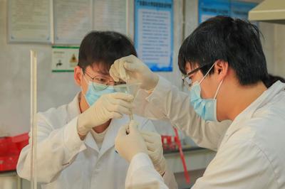 放飛科技?jí)粝?品味悅讀人生——記廣東醫(yī)科大學(xué)第十六屆生物化學(xué)實(shí)驗(yàn)技能大賽“工業(yè)植物提取”賽道